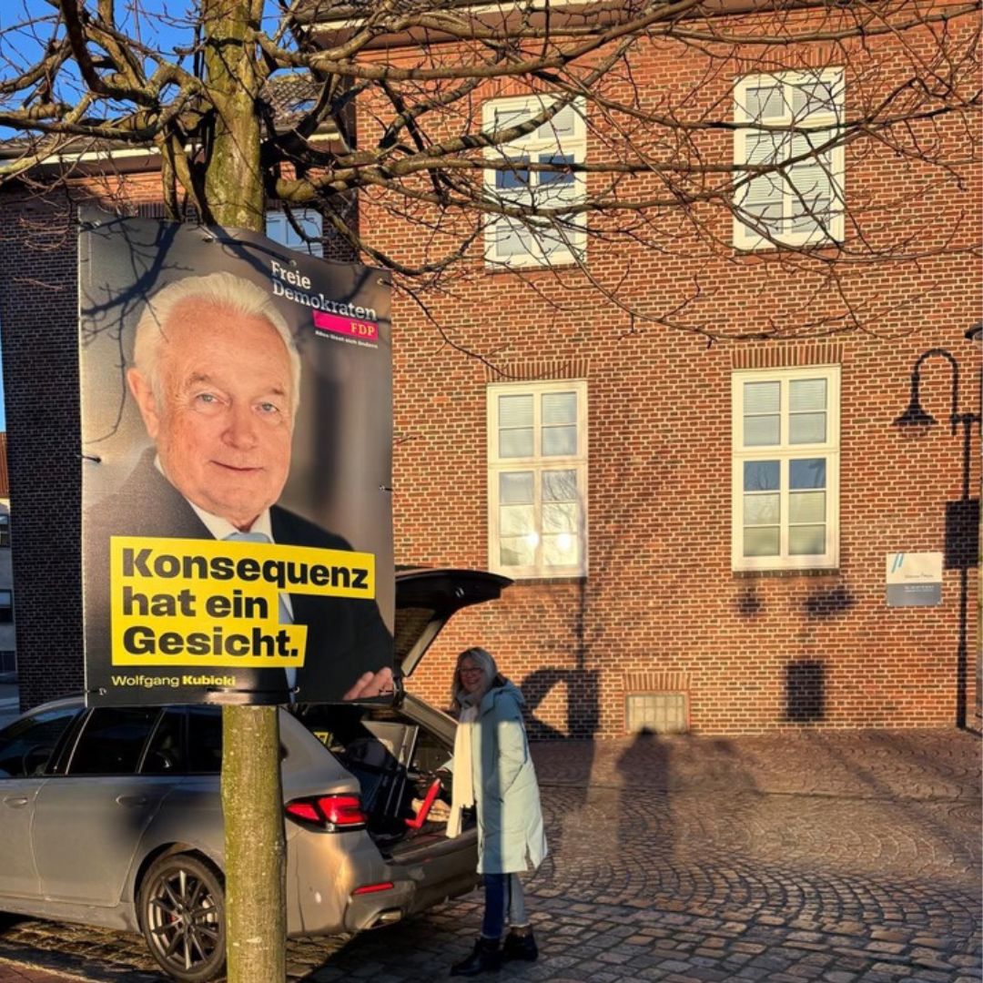 Plakat hängt vor Auto im Hintergrund, Wolfgang Kubicki