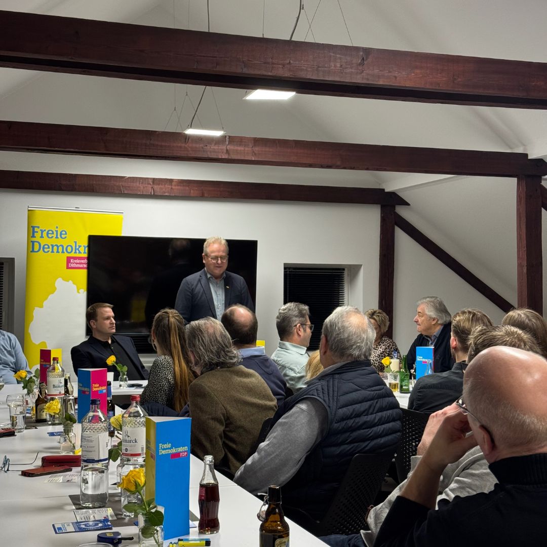 Michael Wamser spricht vor Publikum bei Neujahresempfang