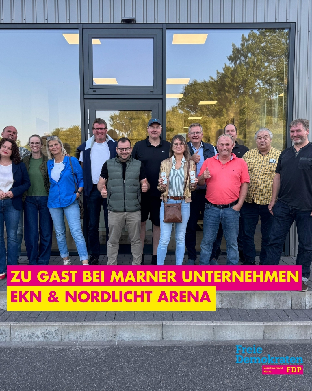 Menschengruppe vor EKN Büroeingang