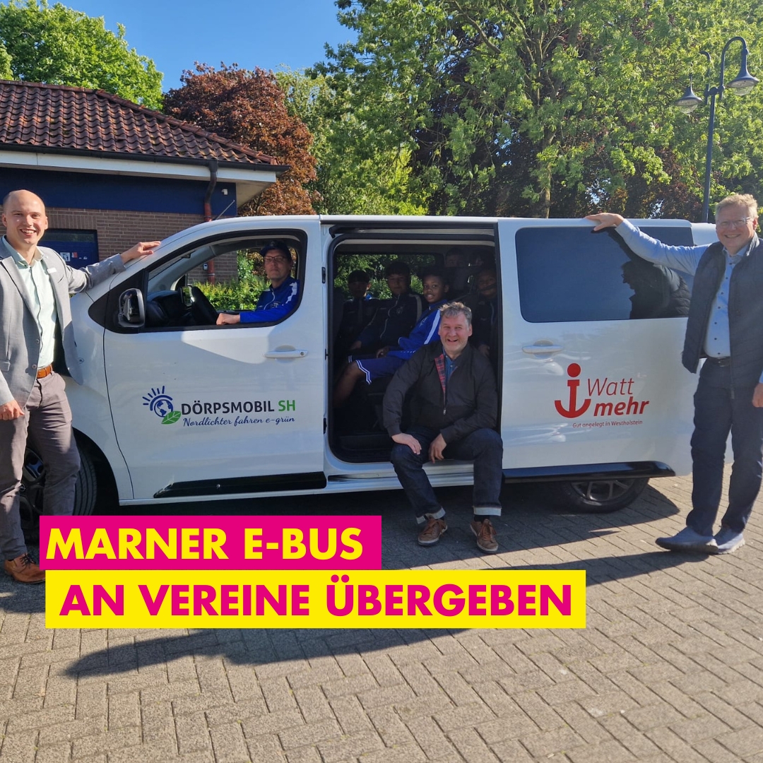 E-Bus mit Fußballern und Vertretern von Sparkasse, Bürgermeister und Verein